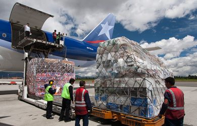 Carga de Flores a un Boeing 777F de LATAM Cargo