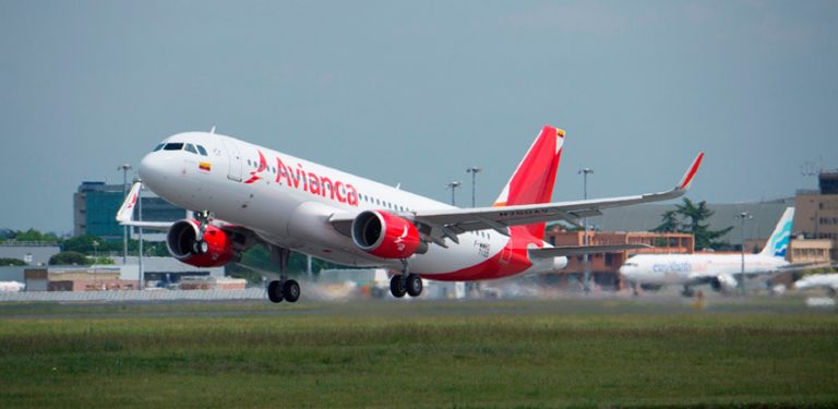 Airbus A320 de Avianca despegando.