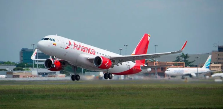 Airbus A320 de Avianca despegando.