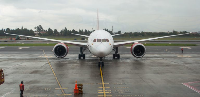 Boeing 787-8 de Avianca llegando a Bogotá desde Madrid.