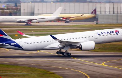 Airbus A350 de LATAM Airlines despegando de Toulouse, Francia.