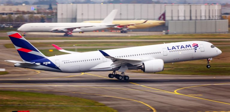 Airbus A350 de LATAM Airlines despegando de Toulouse, Francia.