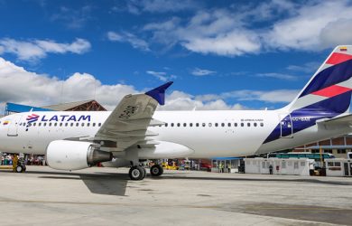 Airbus A320 de LATAM Colombia en el Hangar de Mantenimiento en Bogotá.