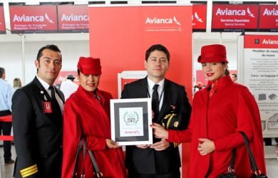 Tripulación de Avianca con reconocimiento de TripAdvisor.