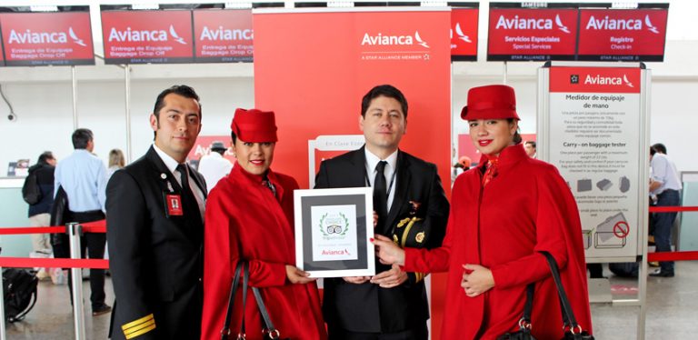 Tripulación de Avianca con reconocimiento de TripAdvisor.