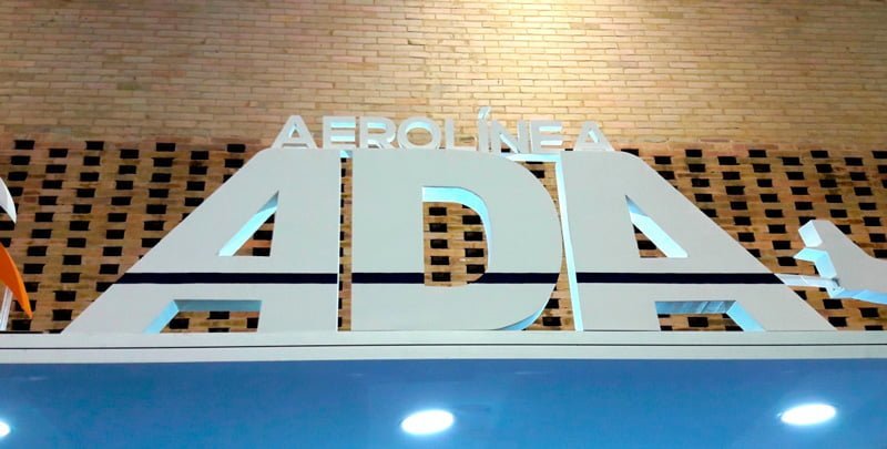 Logo de Aerolínea de Antioquia (ADA) en ANATO 2017.