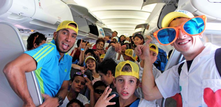 Niños transportados por VivaColombia para conocer el mar.
