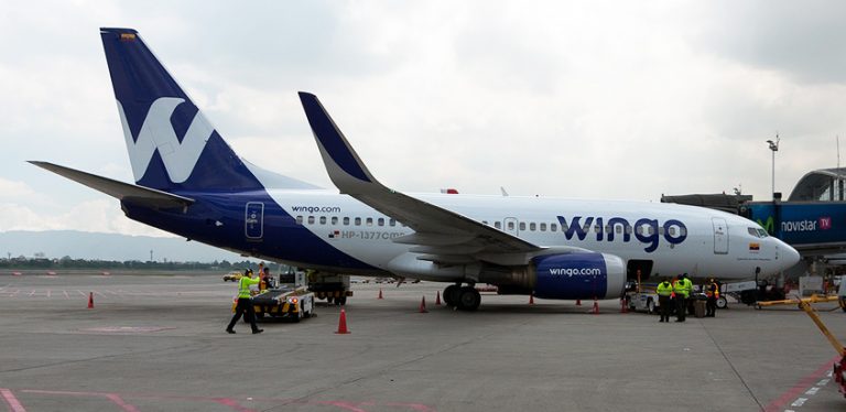 Boeing 737-700 de Wingo en gate de Eldorado, en Bogotá.