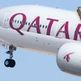 Boeing 777-300ER de Qatar Airways despegando.