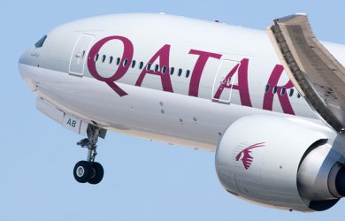 Boeing 777-300ER de Qatar Airways despegando.