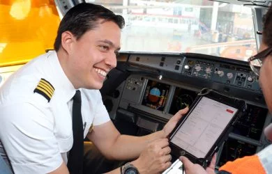 Pilotos y Técnicos de Avianca con IPads.