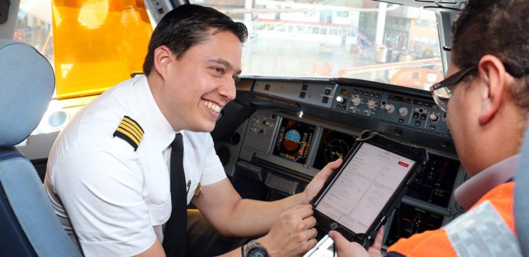 Pilotos y Técnicos de Avianca con IPads.