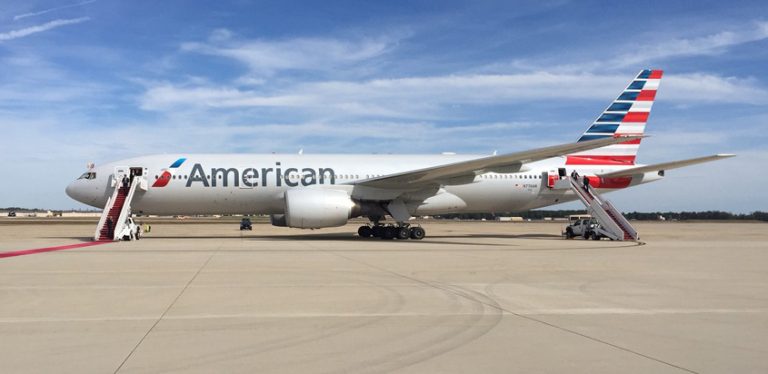 Boeing 777 de American Airlines en plataforma.