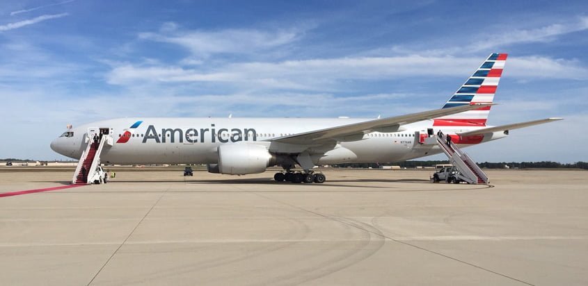 Boeing 777 de American Airlines en plataforma.