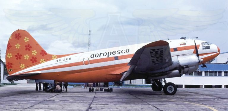 Curtiss C-46 de Aeropesca en plataforma. Foto Michael Prophet - Colección Jaime Escobar