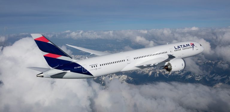Boeing 787-9 de LATAM Airlines volando sobre Los Andes.