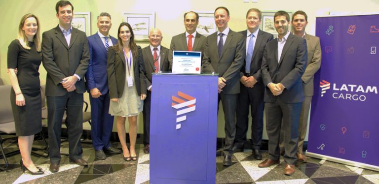Equipo de LATAM Airlines Cargo recibiendo la certificación CEIV Pharma.