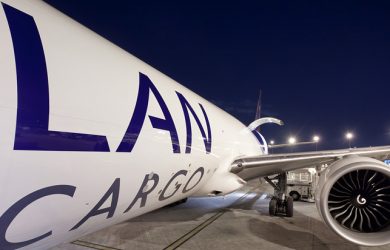 Boeing 777F de LATAM Cargo visto desde la puerta de embarque.