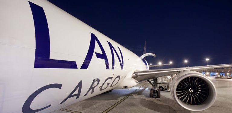 Boeing 777F de LATAM Cargo visto desde la puerta de embarque.