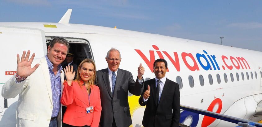 Pedro Pablo Kuczynski inaugurando el primer vuelo de Viva Air Perú.