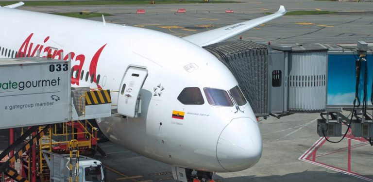 Boeing 787-8 de Avianca en puerta del Aeropuerto Internacional Eldorado.