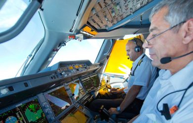 Pilotos en la cabina de un Airbus A350XWB.