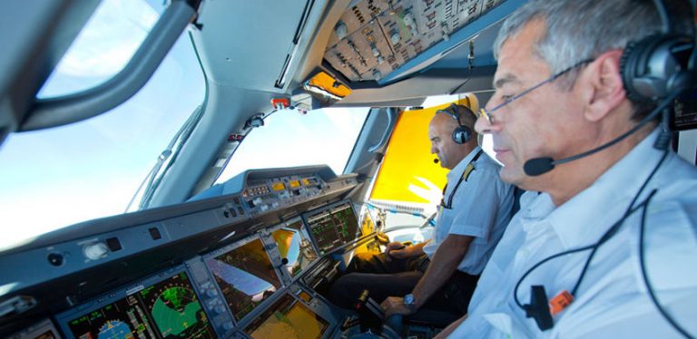 Pilotos en la cabina de un Airbus A350XWB.