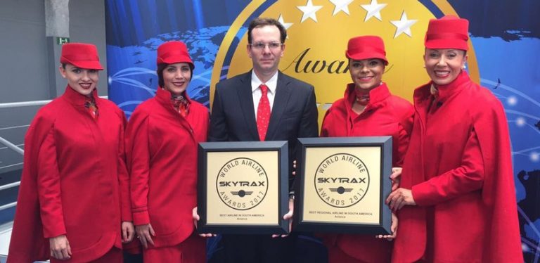 Tripulación de Avianca recibiendo el reconocimiento de Skytrax como mejor aerolínea de Suramérica.
