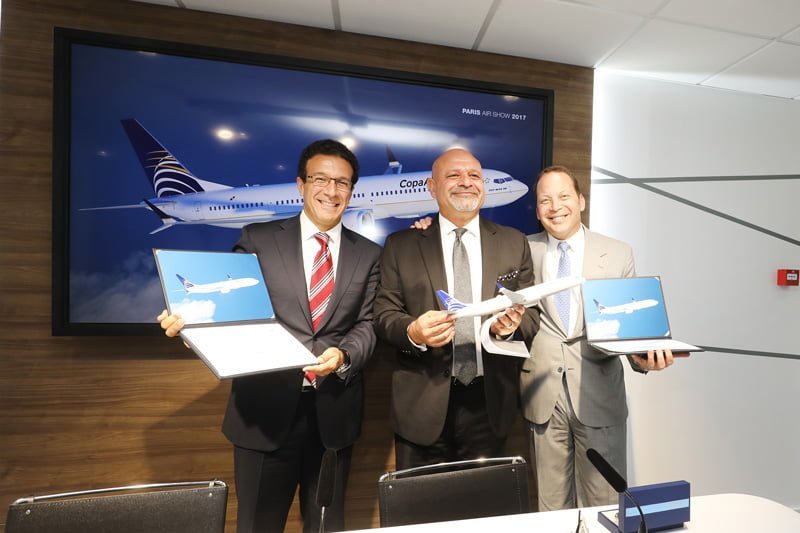 Representantes de Copa Airlines y Boeing en el anuncio del pedido de 737MAX-10.