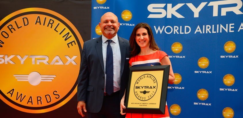 Representantes de Copa Airlines recibiendo el reconocimiento de Skytrax.