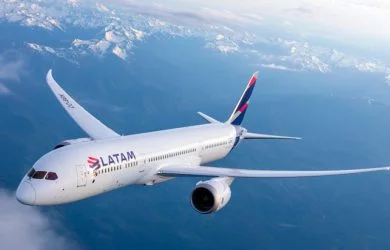 Boeing 787-9 de LATAM en vuelo sobre Los Andes.