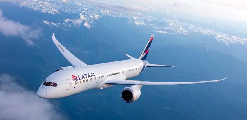 Boeing 787-9 de LATAM en vuelo sobre Los Andes.