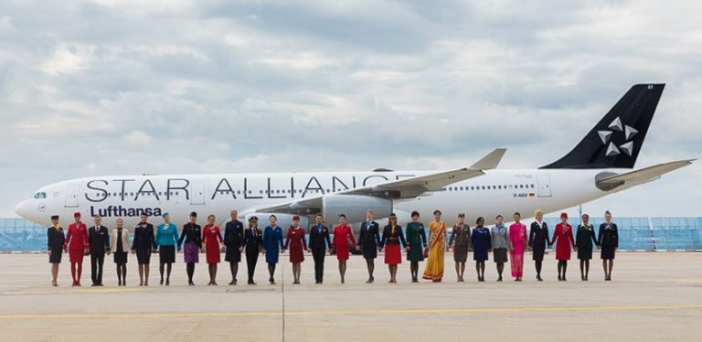 Auxiliares de vuelo de Star Alliance en la celebración del aniversario.