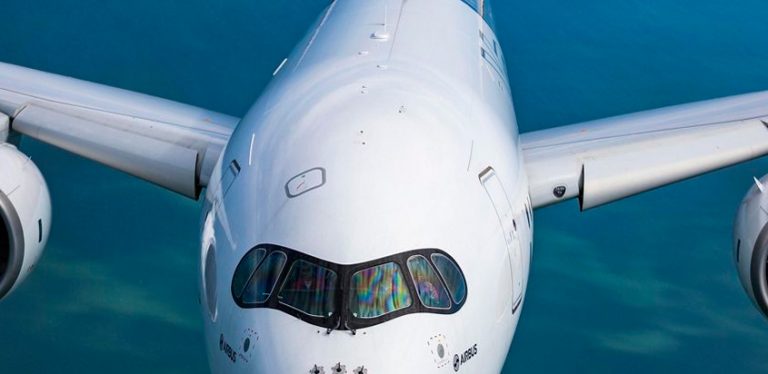 Frente del Airbus A350XWB en vuelo.