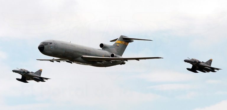 Boeing 727 en formación con Kfir - Demostración capacidades Fuerza Aérea Colombiana (FAC).