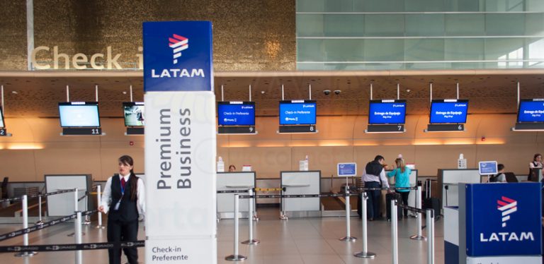 Área de check-in de LATAM Airlines en el Aeropuerto Eldorado de Bogotá.