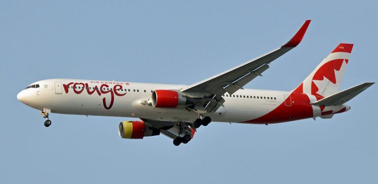 Boeing 767-300ER de Air Canada Rouge aterrizando en Vancouver.
