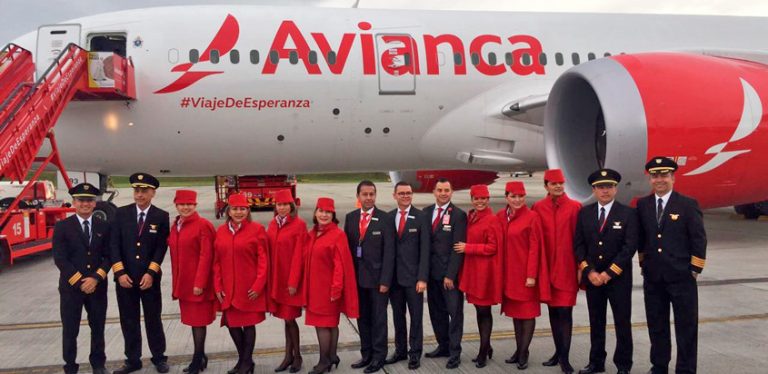 Tripulación de Avianca que transportó al Papa Francisco a Cartagena.