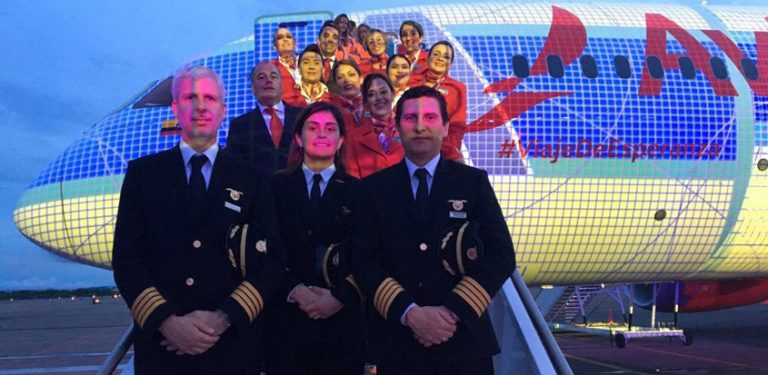 Tripulación de Avianca en el Boeing 787 que lo regresó a Roma.