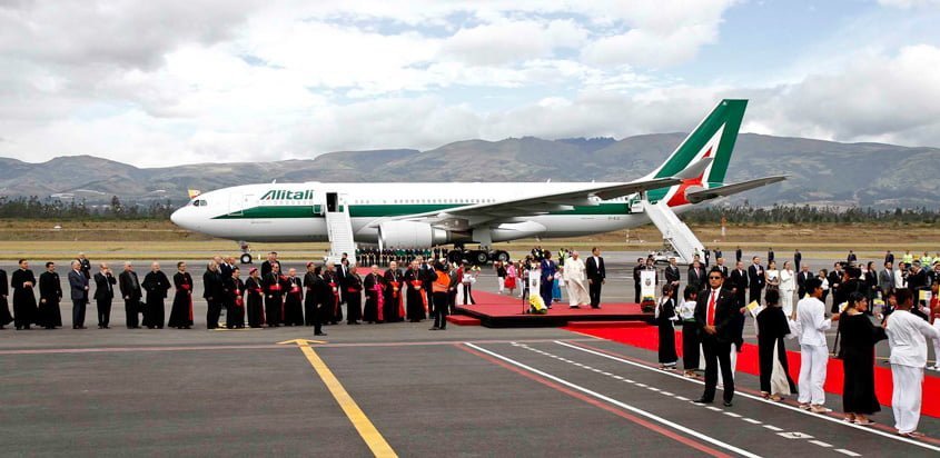 Airbus A330 de Alitalia que transportó al Papa Francisco a Ecuador.