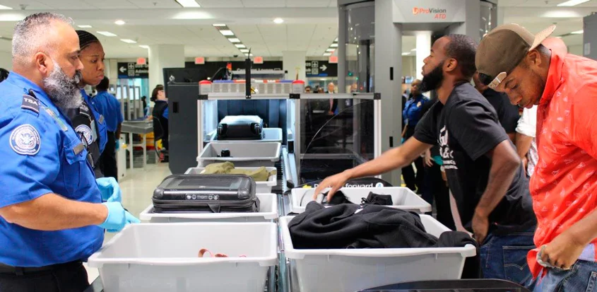Filas de revisión automatizada del Aeropuerto Internacional de Miami.