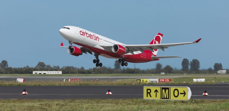 Airbus A330-200 de Air Berlin despegando.