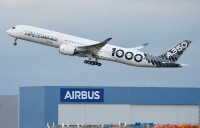 Airbus A350-1000 despegando de Toulouse, Francia.