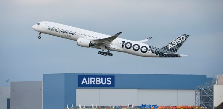 Airbus A350-1000 despegando de Toulouse, Francia.