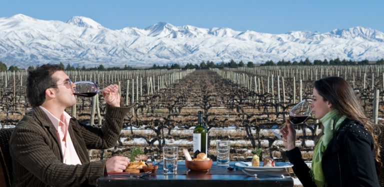Los Andes, Viñedos y Gastronomía en Mendoza, Argentina.