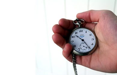 Reloj de mano contando el tiempo.