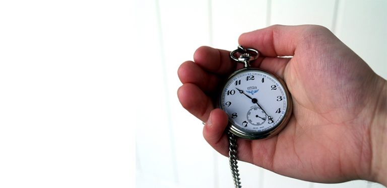 Reloj de mano contando el tiempo.