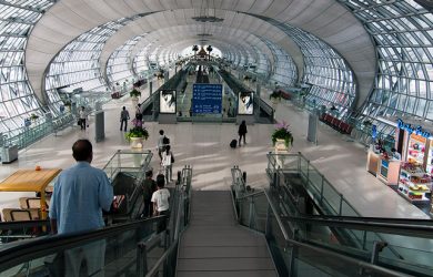 Vista interior del Aeropuerto Internacional Suvarnabhumi de Bangkok, Tailandia.