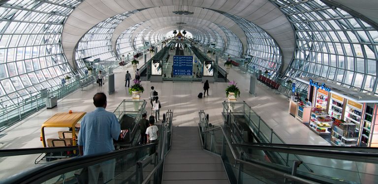 Vista interior del Aeropuerto Internacional Suvarnabhumi de Bangkok, Tailandia.