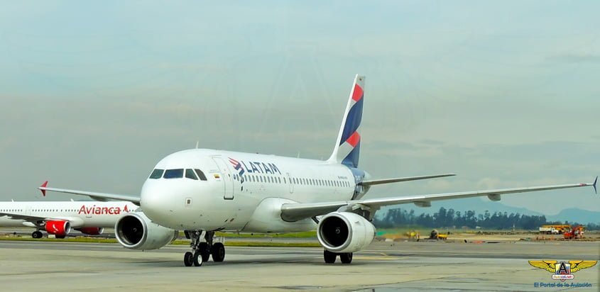Airbus A319 de LATAM Colombia en rodaje en el Aeropuerto Eldorado de Bogotá.